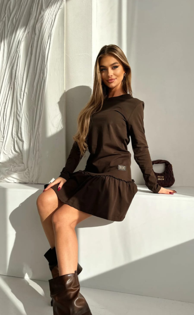 Sukienka z falbanką TK 890 Czekolada