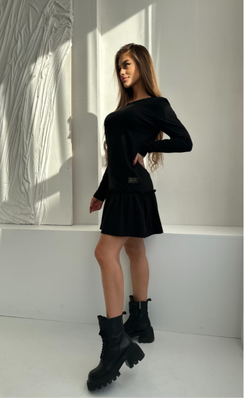 Sukienka z falbanką TK 890 Czarna