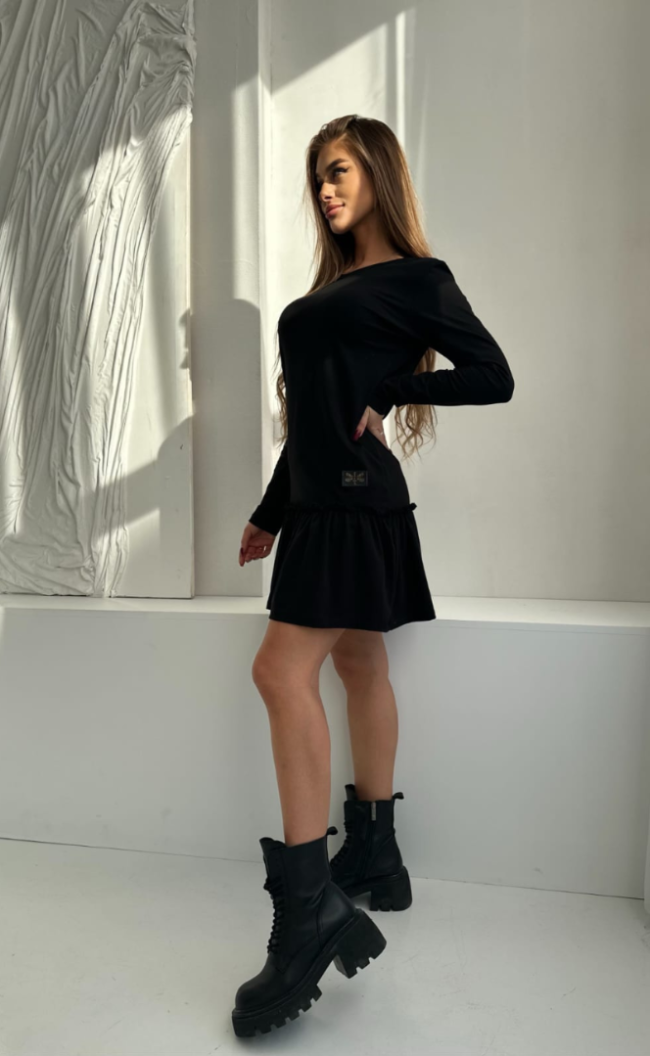 Sukienka z falbanką TK 890 Czarna